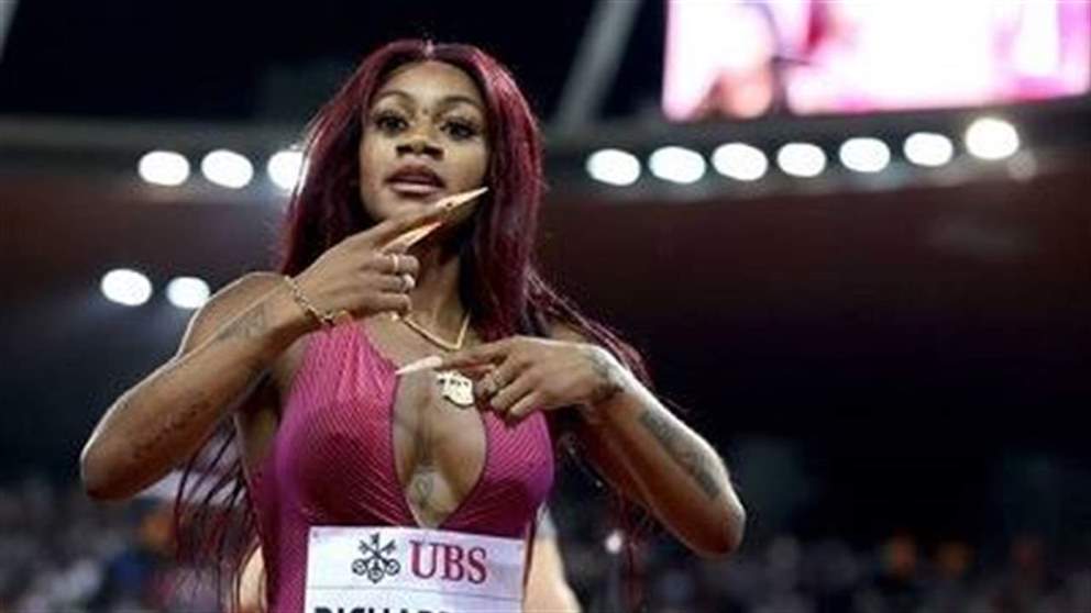 فيديو - طرد عداءة أميركية من الطائرة والسبب مكالمة هاتفية