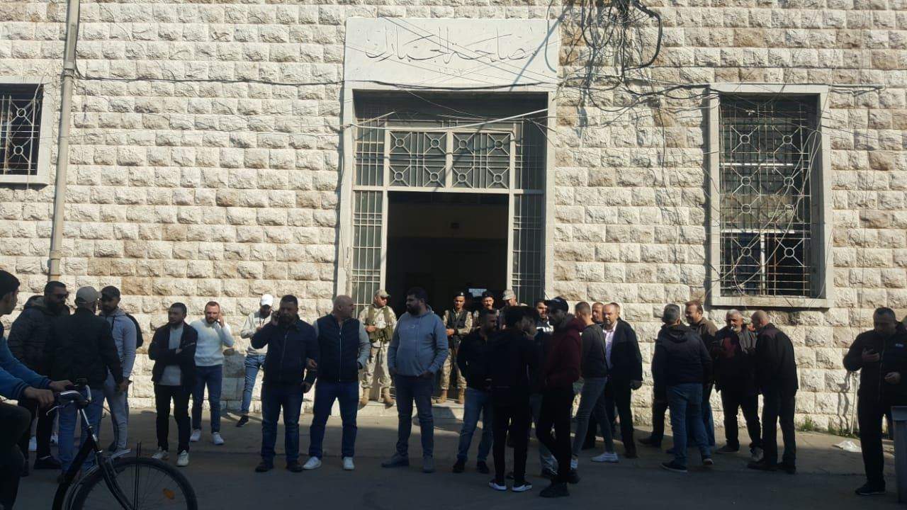 مراسل "الجديد": اعتصام أمام الدائرة الجمركية في طرابلس للافراج عن موقوفي تفجير مرفأ بيروت