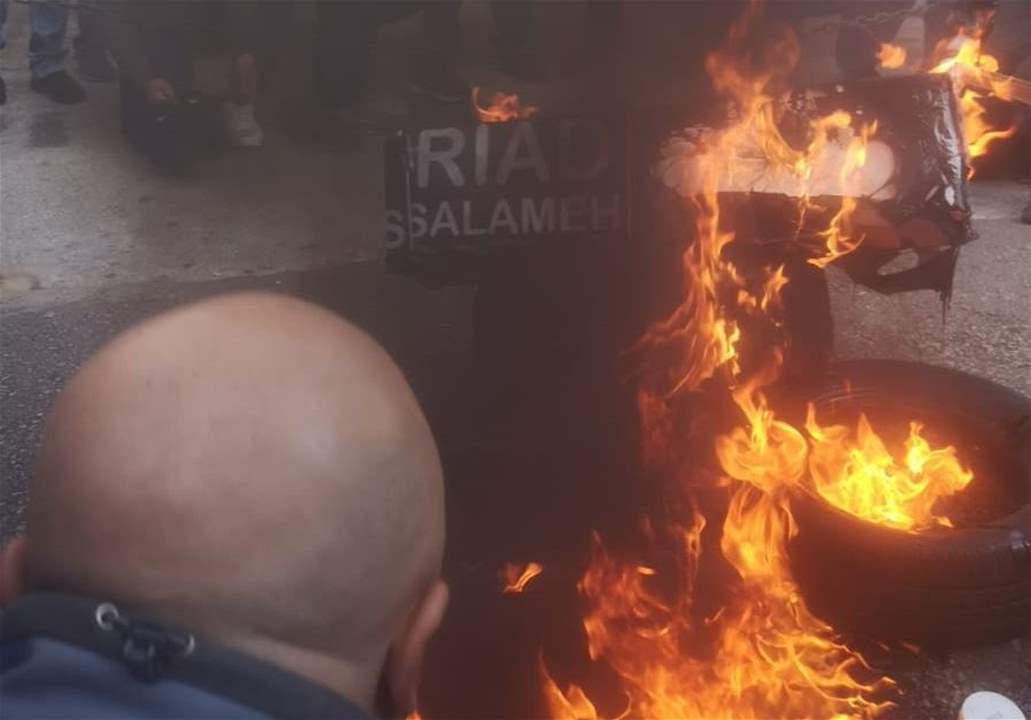 مراسل "الجديد": حرق اطارات أمام مصرف لبنان في الحمرا خلال إعتصام جمعية صرخة المودعين