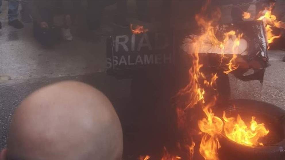 مراسل "الجديد": حرق اطارات أمام مصرف لبنان في الحمرا خلال إعتصام جمعية صرخة المودعين