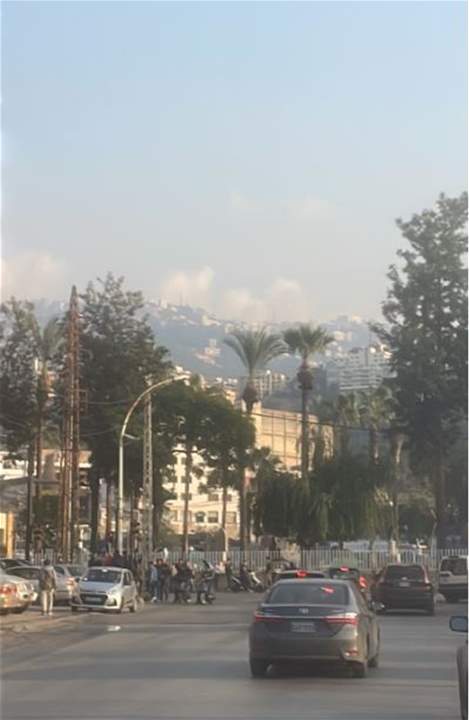 محتجون يحاولون قطع الطريق قرب مدرسة الحكمة في منطقة الجديدة