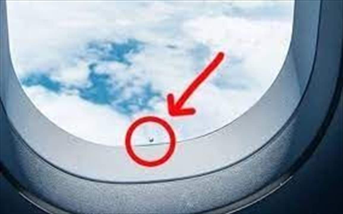 الثقب في نافذة الطائرة.. ما السبب من وجوده؟