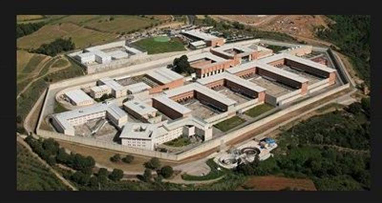 صور - هذا هو السجن .. داني ألفيس في غرفة مع كوتينيو