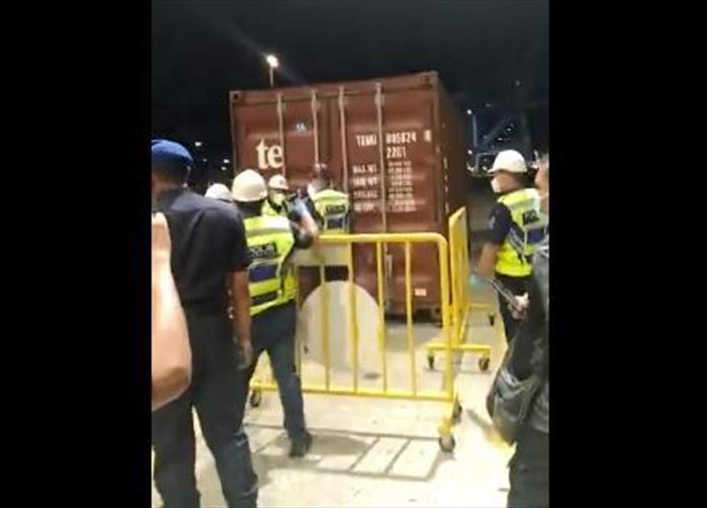 بالفيديو - اختبأ من رفاقه في حاوية.. فخرج منها بعد 6 ايام  ليجد نفسه ببلد آخر!