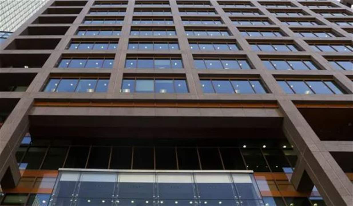 مصرف يفرض غرامة مليون دولار كعقوبة على استخدام موظفيه "واتساب"!