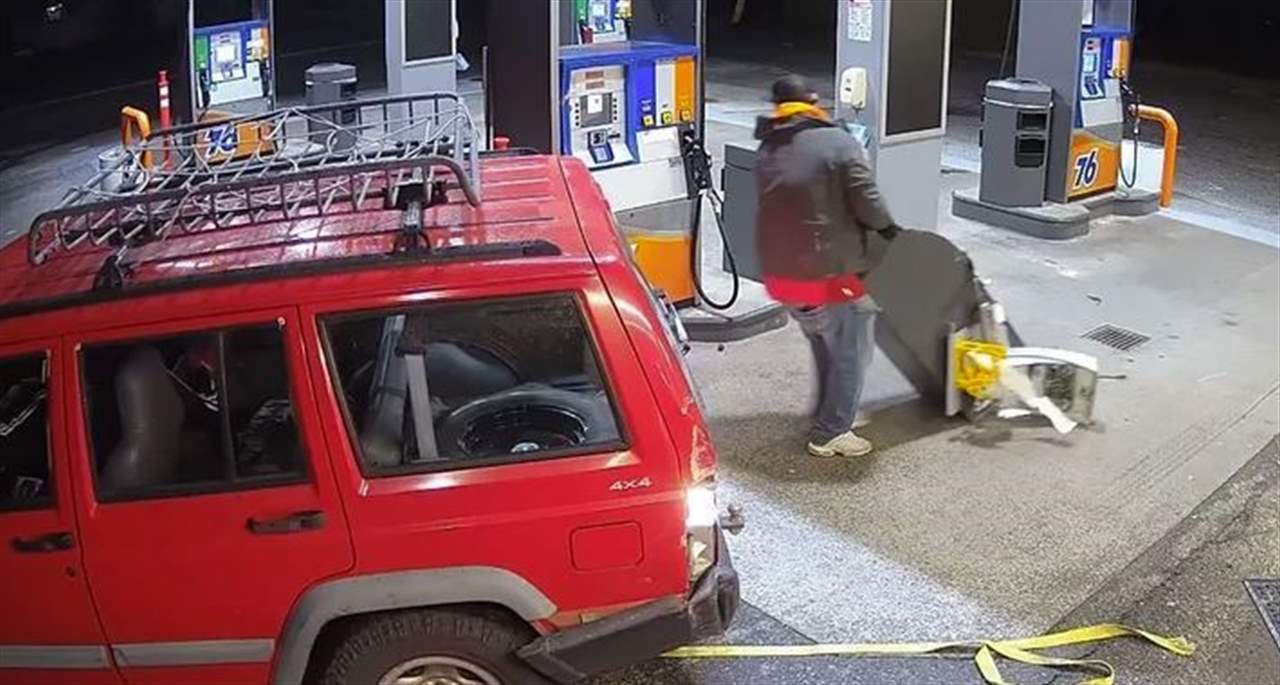 بالفيديو - "صراف الآلي" يتغلب على سارقين.. ماذا حصل؟