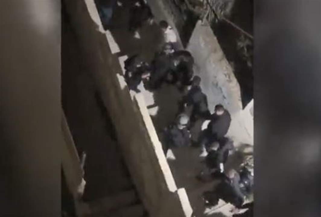 بالفيديو - قوات الاحتلال تقتحم منزل عائلة الشهيد خيري علقم منفذ هجوم القدس امس وتعتقل عدداً من أفراد عائلته