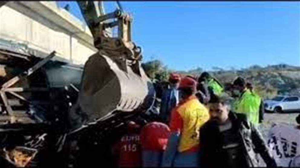 بالفيديو -  مقتل 40 شخصاً في انفــ جار حافلة بعد سقوطها عن جسر  جنوب غرب باكستان