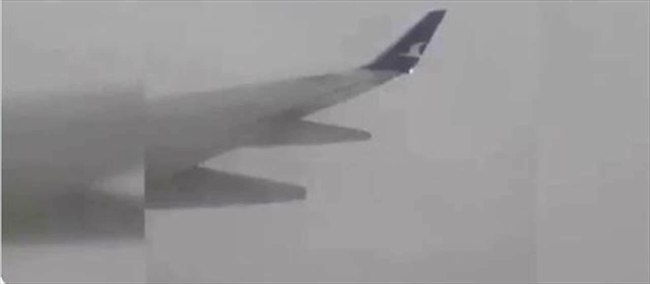 بالفيديو - صاعقة تضرب طائرة ركاب أثناء هبوطها في المطار 