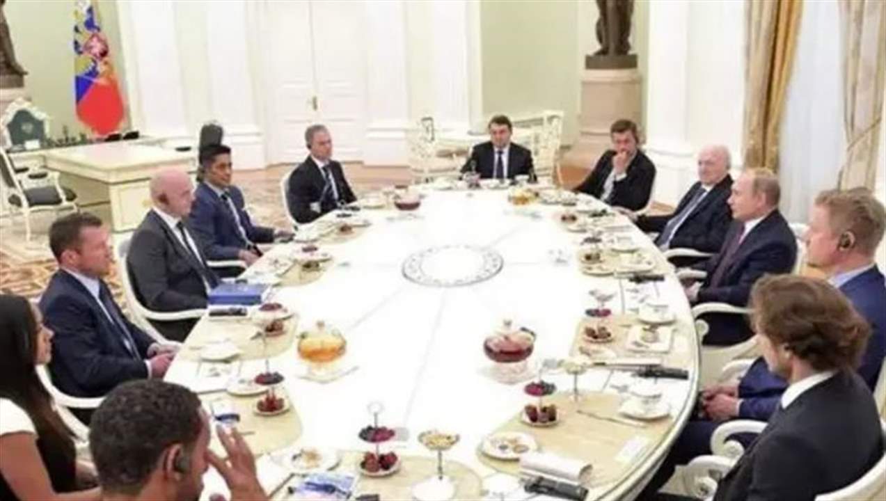 كتاب جديد يفضح ما حصل... نجم مشهور سرق شيئاً من بوتين وسط الكرملين!