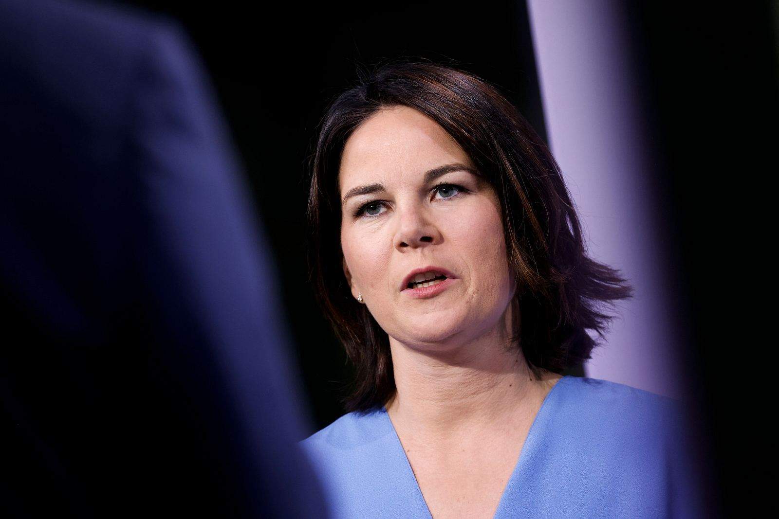 مدفيديف "يُوبخ" وزيرة خارجية ألمانيا ويصفها بـ"الحمقاء المفيدة"