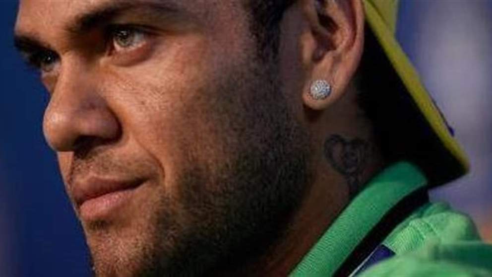 داني ألفيس يلعب كرة القدم في السجن ويُحدد موقفه