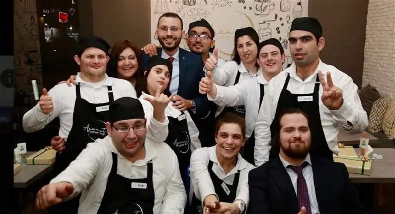 بالصور ـ مطعم فريد من نوعه في لبنان.. يتحدى الأزمة بفضل "أصحاب الهمم"