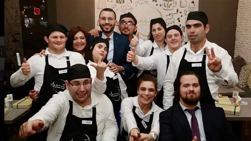 بالصور ـ مطعم فريد من نوعه في لبنان.. يتحدى الأزمة بفضل "أصحاب الهمم"