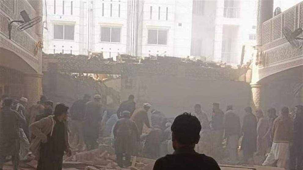 بالفيديو ـ تفجير مسجد في مدينة بيشاور الباكستانية .. وارتفاع الحصيلة إلى 19 قتيلاً