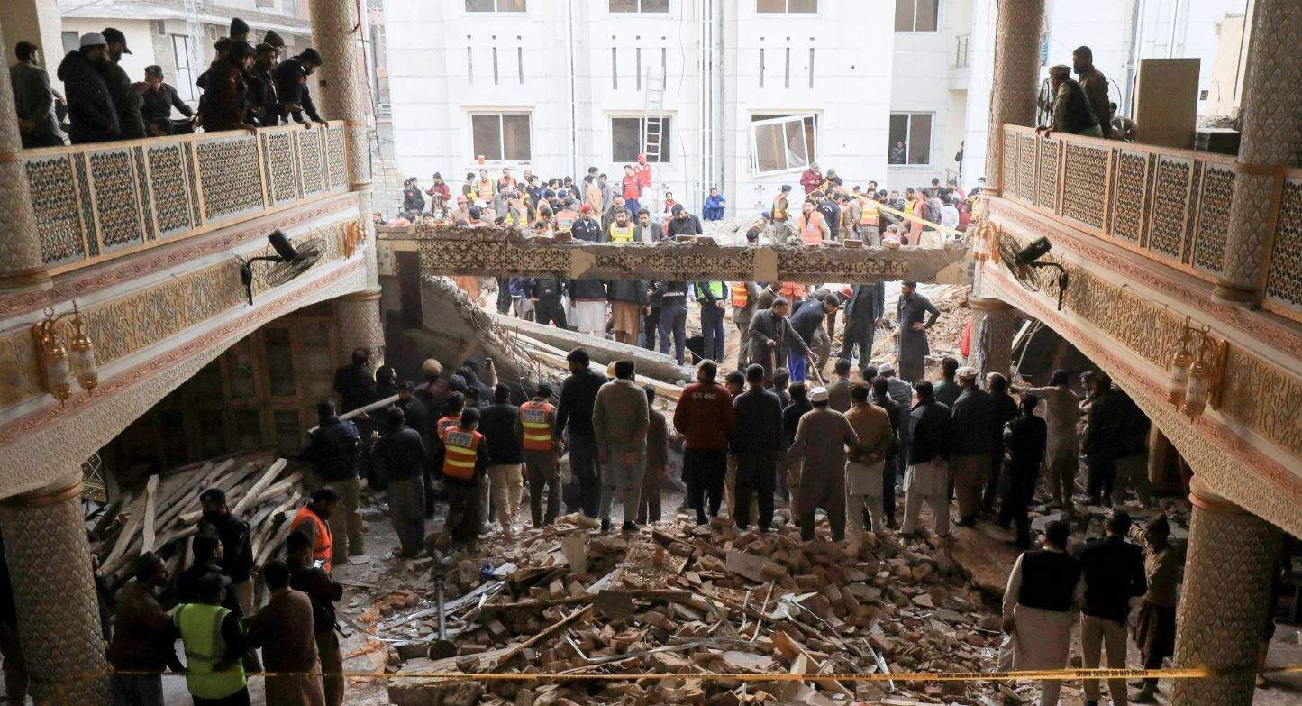 باكستان.. ارتفاع عدد ضحايا تفجير مسجد بيشاور إلى 93