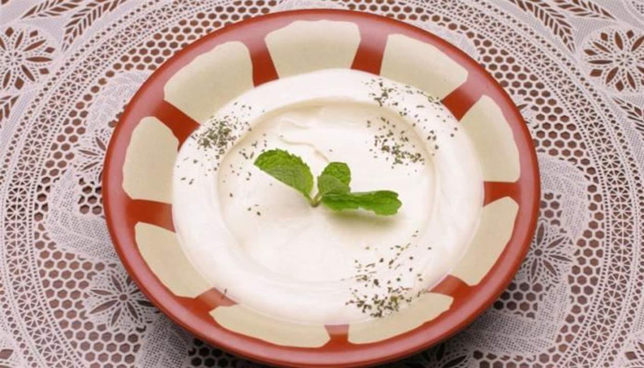 وزير الاقتصاد يعلّق التداول بـ٩ سلع من اللبن واللبنة ويفرض على أصحابها تلفها