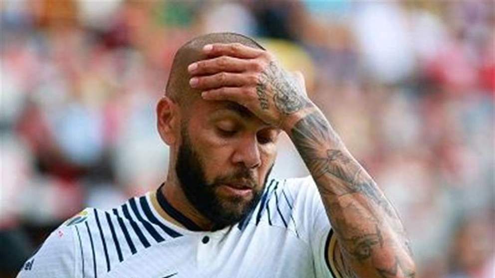 النادي المكسيكي يطالب داني ألفيس بتعويض مليونيّ