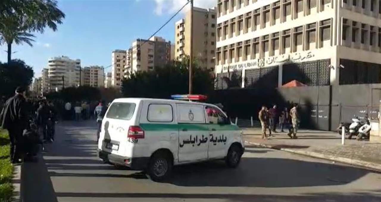 مطالبين بإزالة الغبن عنهم.. عمال اتحاد بلديات الفيحاء والشرطة البلدية وفوج الإطفاء يقطعون الطريق في طرابلس 