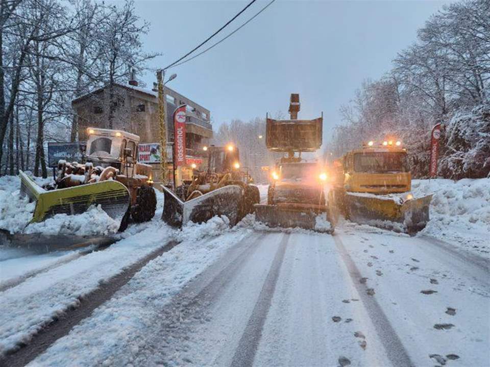 علي حمية : على الاقل ٣ آليات بخط متوازي تعمل على فتح طريق في كفرذبيان في اليوم الاول لانطلاق موسم التزلج