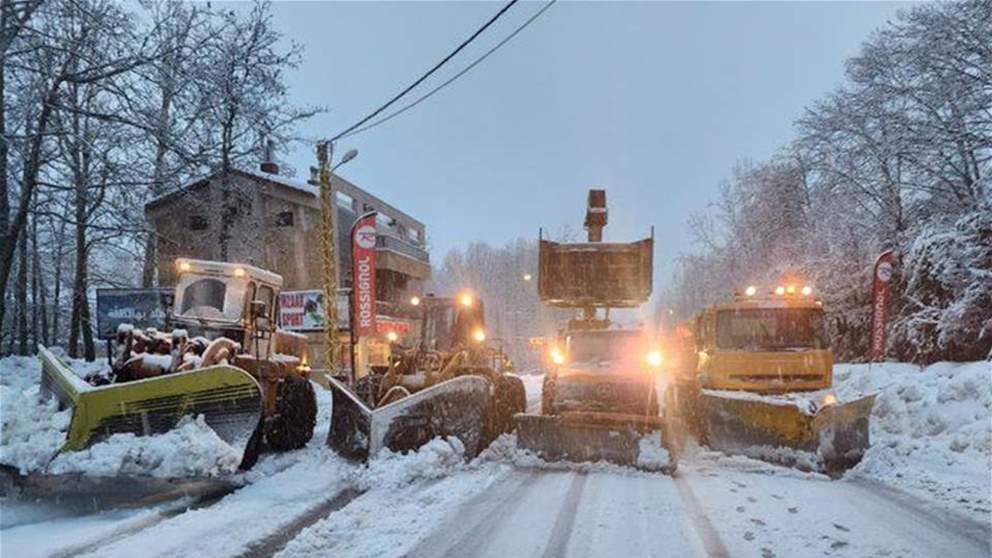 علي حمية : على الاقل ٣ آليات بخط متوازي تعمل على فتح طريق في كفرذبيان في اليوم الاول لانطلاق موسم التزلج