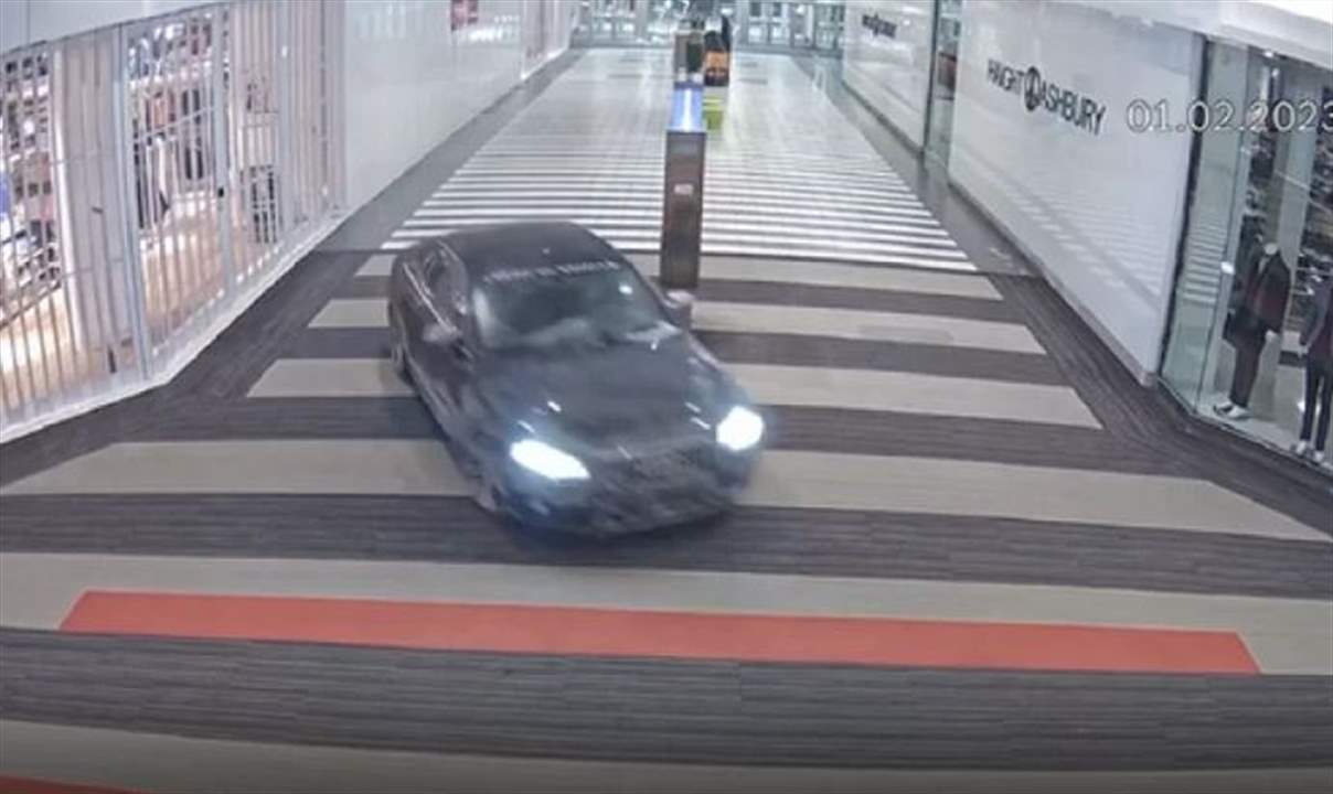 بالفيديو - عملية سرقة "جنونية" في مجمع تجاري