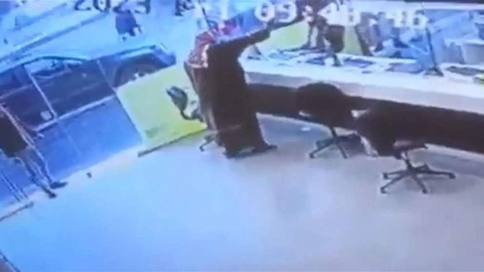 بالفيديو.. محاولة سطو "غبية" لمحل صرافة بالأردن