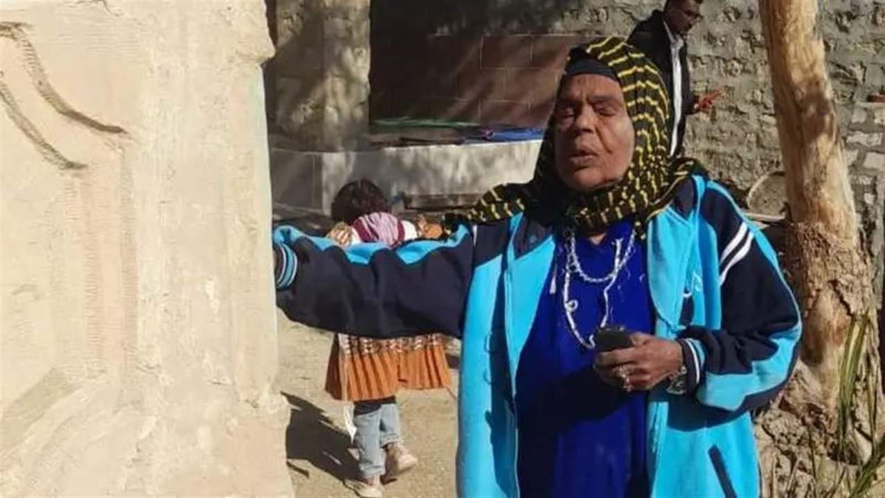 بالفيديو ـ ماتوا الأربعة في حريق.. مصرية تعيش بجوار قبور أبنائها منذ 33 عامًا