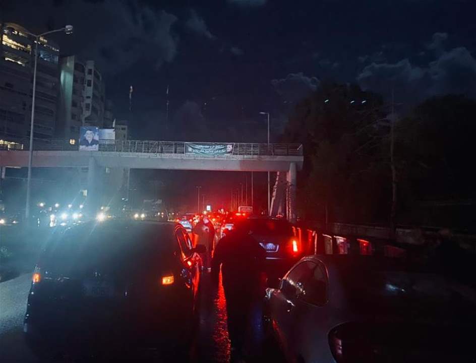 بالصور - توجّه السكان من المنازل الى الطرقات بعد حصول هزة قوية مصدرها تركيا  