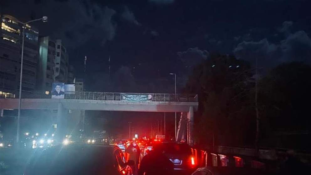 بالصور - توجّه السكان من المنازل الى الطرقات بعد حصول هزة قوية مصدرها تركيا  