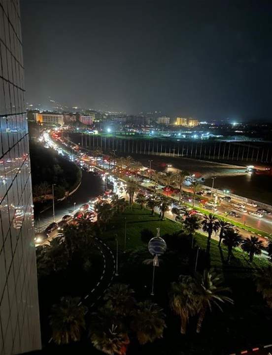 بالصورة - مئات الطرابلسيين لجأوا الى معرض رشيد كرامي الدولي بعد الهزة القوية التي شعروا بها 