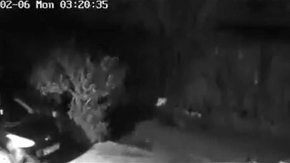 فيديو يوثّق لحظة حصول الهزة الأرضية القوية امام منزل أحد المواطنين في بلدة ببنين العكارية