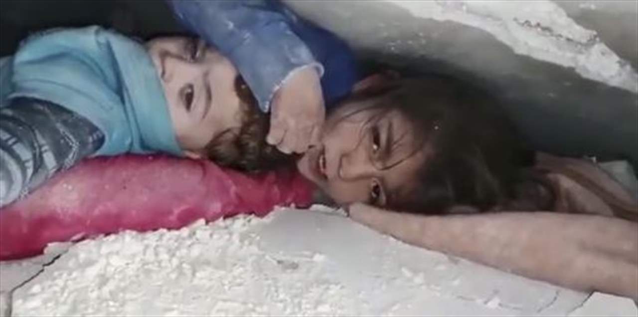 بالفيديو ـ  بقيتا 17 ساعة تحت الأنقاض.. مشهد مؤثر لطفلة سورية تحمي رأس شقيقتها وهذا ما قالته للمسعف !