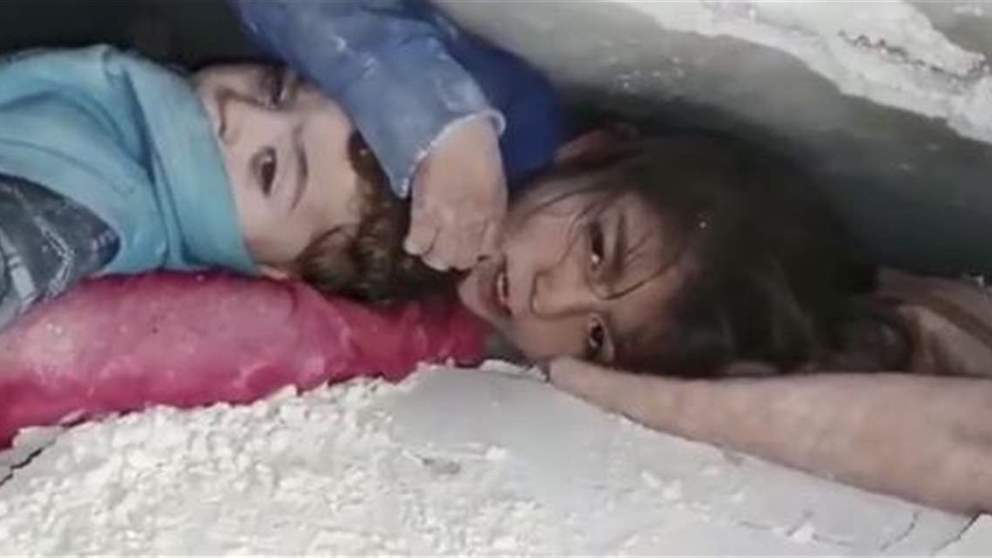 بالفيديو ـ  بقيتا 17 ساعة تحت الأنقاض.. مشهد مؤثر لطفلة سورية تحمي رأس شقيقتها وهذا ما قالته للمسعف !
