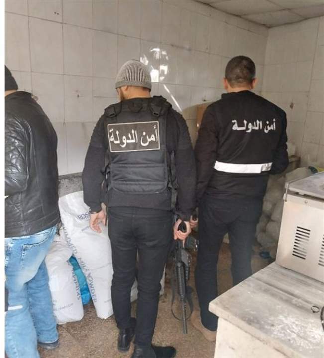 "أجبان معفّنة وألبان من موادّ جيلاتينيّة غير صالحة".. أمن الدولة ووزارة الاقتصاد تداهمان معمل للألبان والأجبان في دير عمار