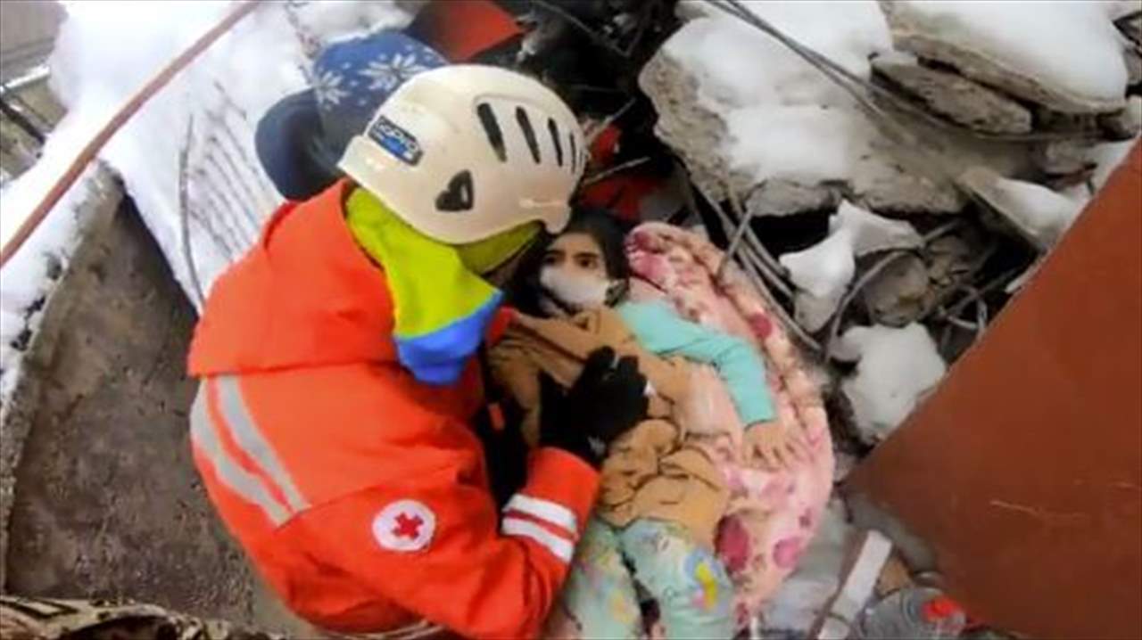 بالفيديو - المسعفون اللبنانيون يُنقذون امرأة حامل وابنتها من تحت الأنقاض في تركيا
