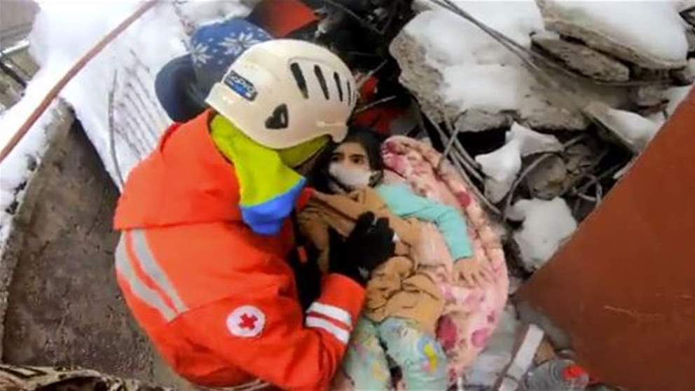 بالفيديو - المسعفون اللبنانيون يُنقذون امرأة حامل وابنتها من تحت الأنقاض في تركيا