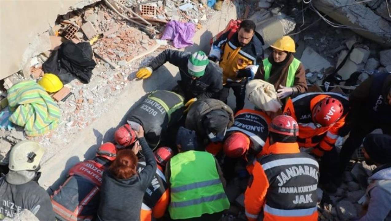 بالصور- أحدهما مكث 80 ساعة..  فرق الإغاثة تنقذ طفلين من تحت الأنقاض