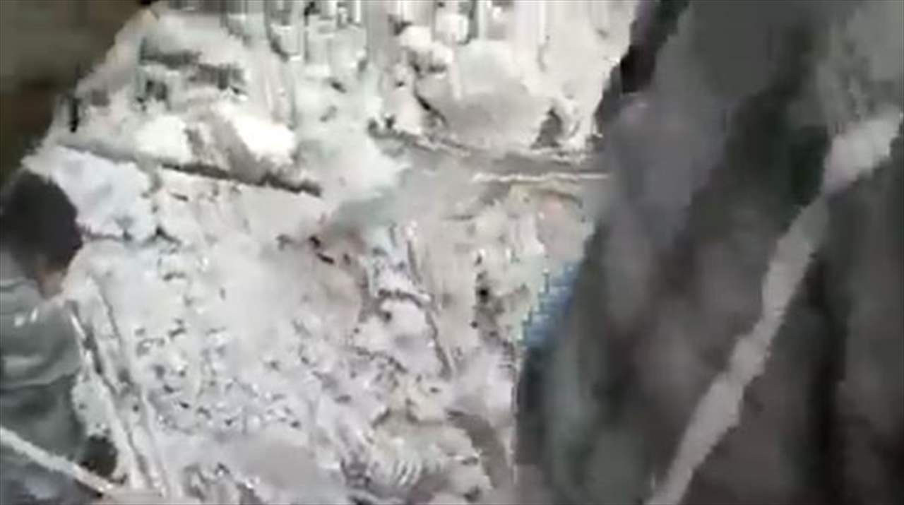 بالفيديو- أخرجوا الاب ميتا.. لكنه حمى نجله بذراعيه! 