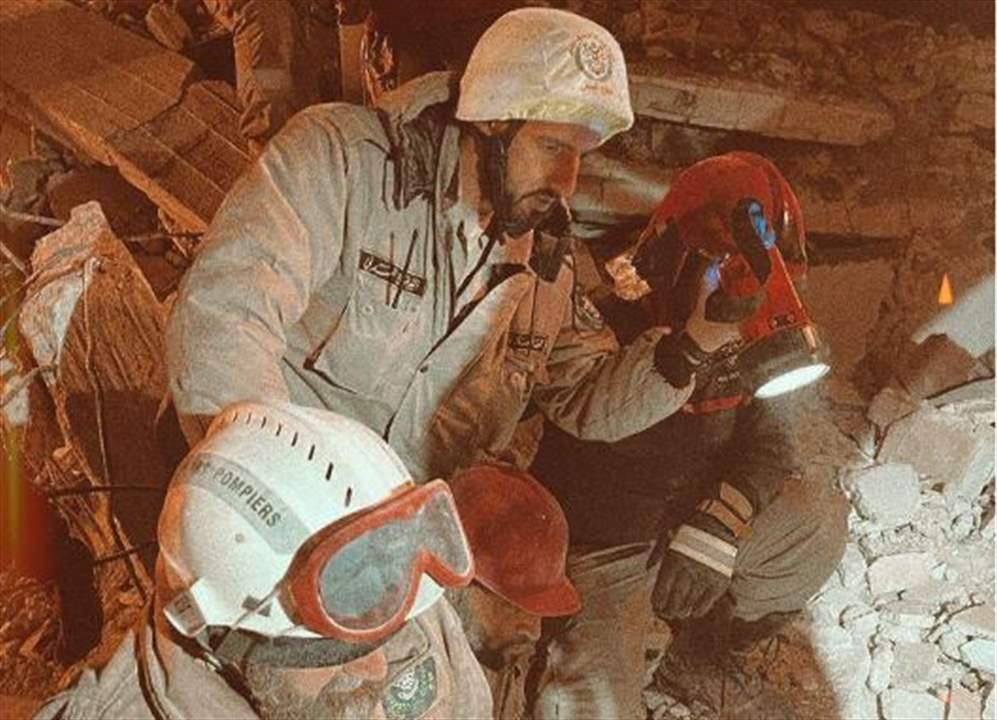 الفرق اللبنانية تواصل عملها في سوريا: إنقاذ مسنة وسحب 15 جثة من تحت الأنقاض