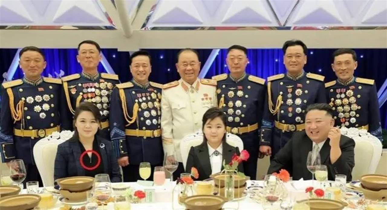 زوجة زعيم كوريا الشمالية تزين عنقها بـ"صاروخ" بالستي