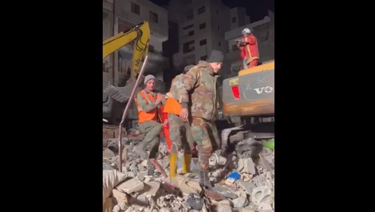 بالفيديو- بعد أربعة أيام على الزلزال.. فرق الإنقاذ اللبنانية تنقذ امرأة وابنها من تحت الأنقاض!