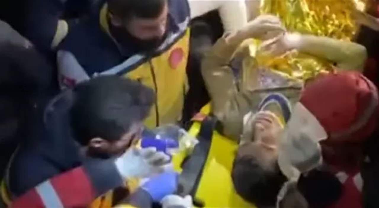 بالفيديو -إنقاذ شاب ظل عالقا تحت الأنقاض 113 ساعة في غازي عنتاب التركية 