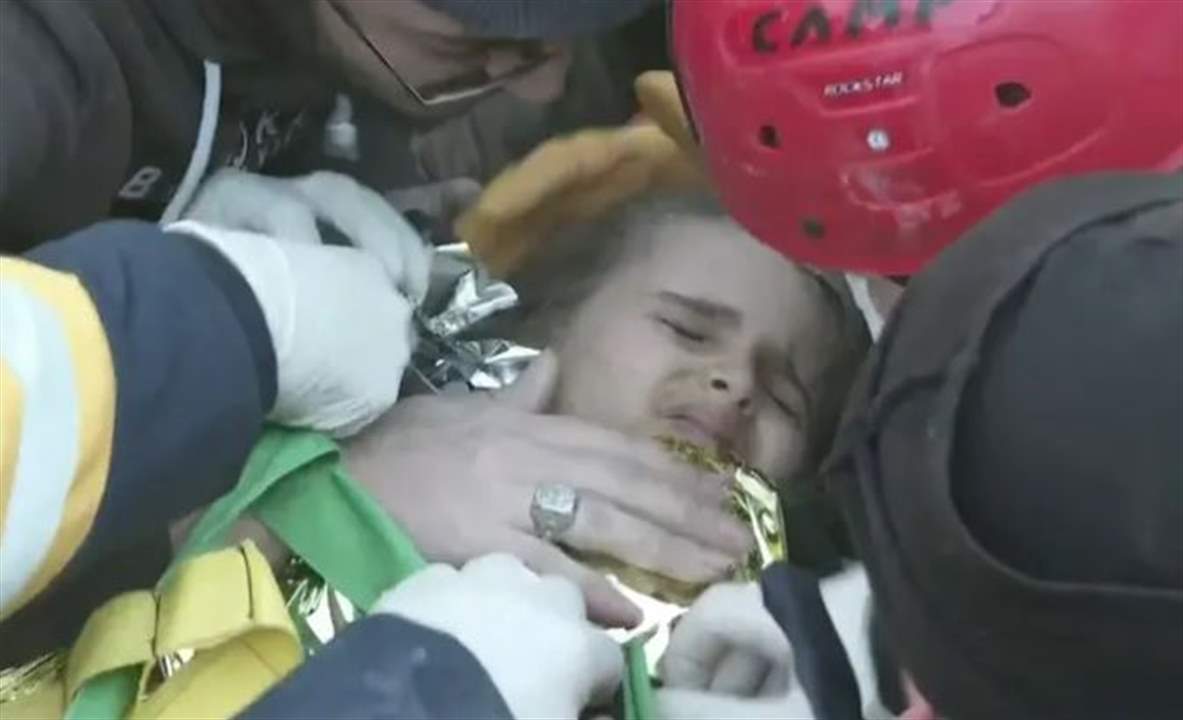 بالفيديو - بعد 6 ايام قضتها تحت الانــ  قاض ... انقــ  اذ  الطفلة عائشة في كهرمان مرعش بتركيا 