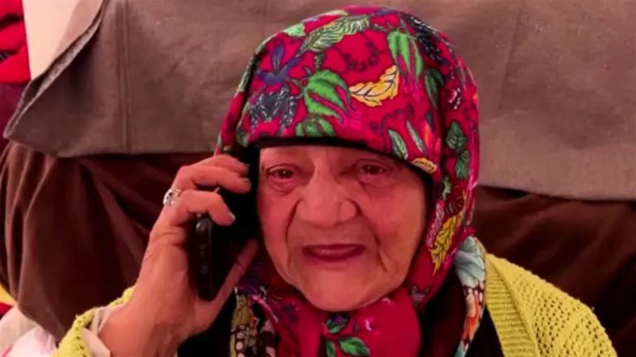  "لحظة منحتني العالم".. عجوز تركية تبكي عند سماع صوت ابنها على الهاتف !