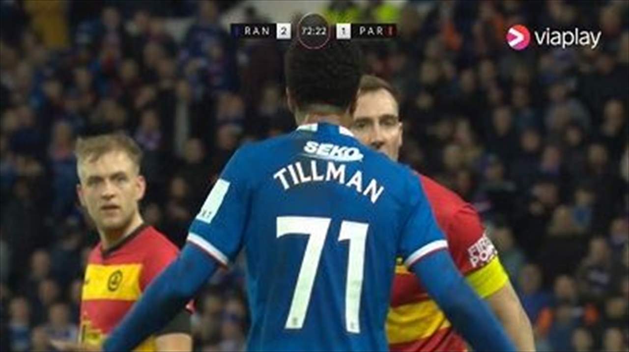 بالفيديو - أغرب ما يمكن .. سجّل هدفاً "بسرقة" فسمح للمنافس بالتسجيل !!