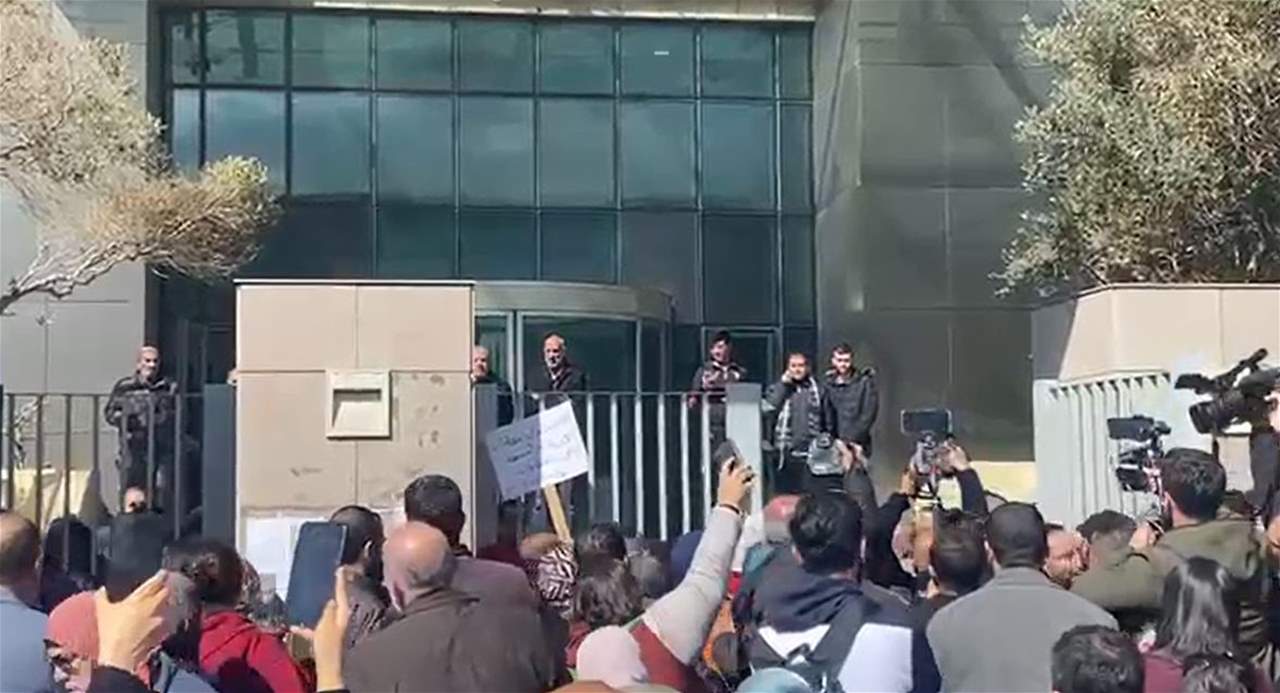 اعتصام أمام وزارة التربية استكمالاً للتحركات التي تنفذها روابط التعليم لإقرار حقوقهم