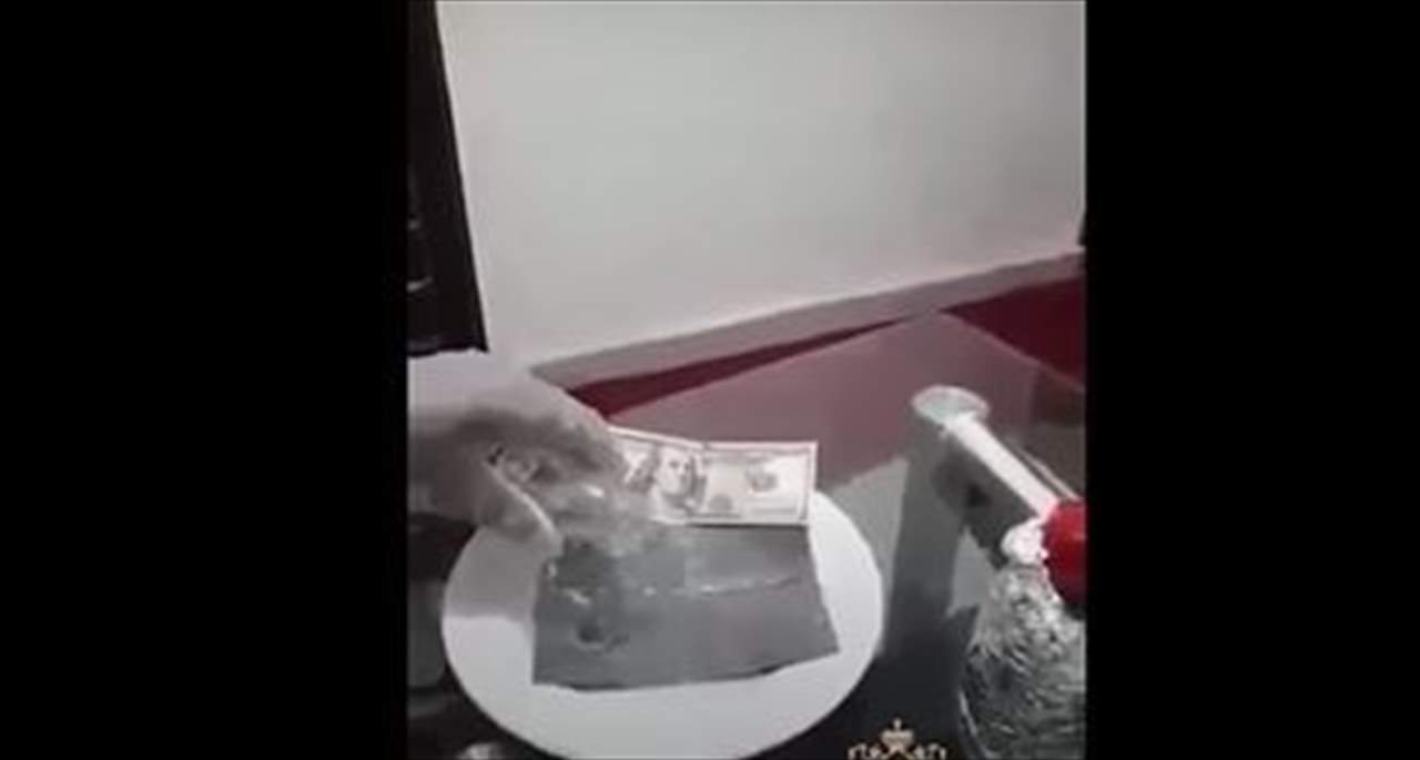 بالفيديو- محتال يحوّل أوراق سوداء إلى دولارات!