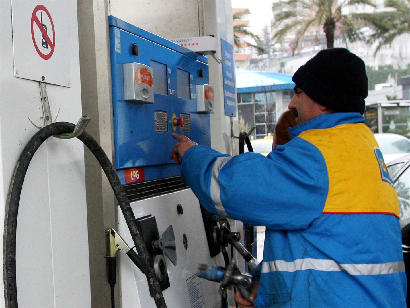 صفيحة البنزين تقترب من المليون ليرة ونيّف.. أسعار المحروقات تواكب ارتفاع سعر صرف الدولار!