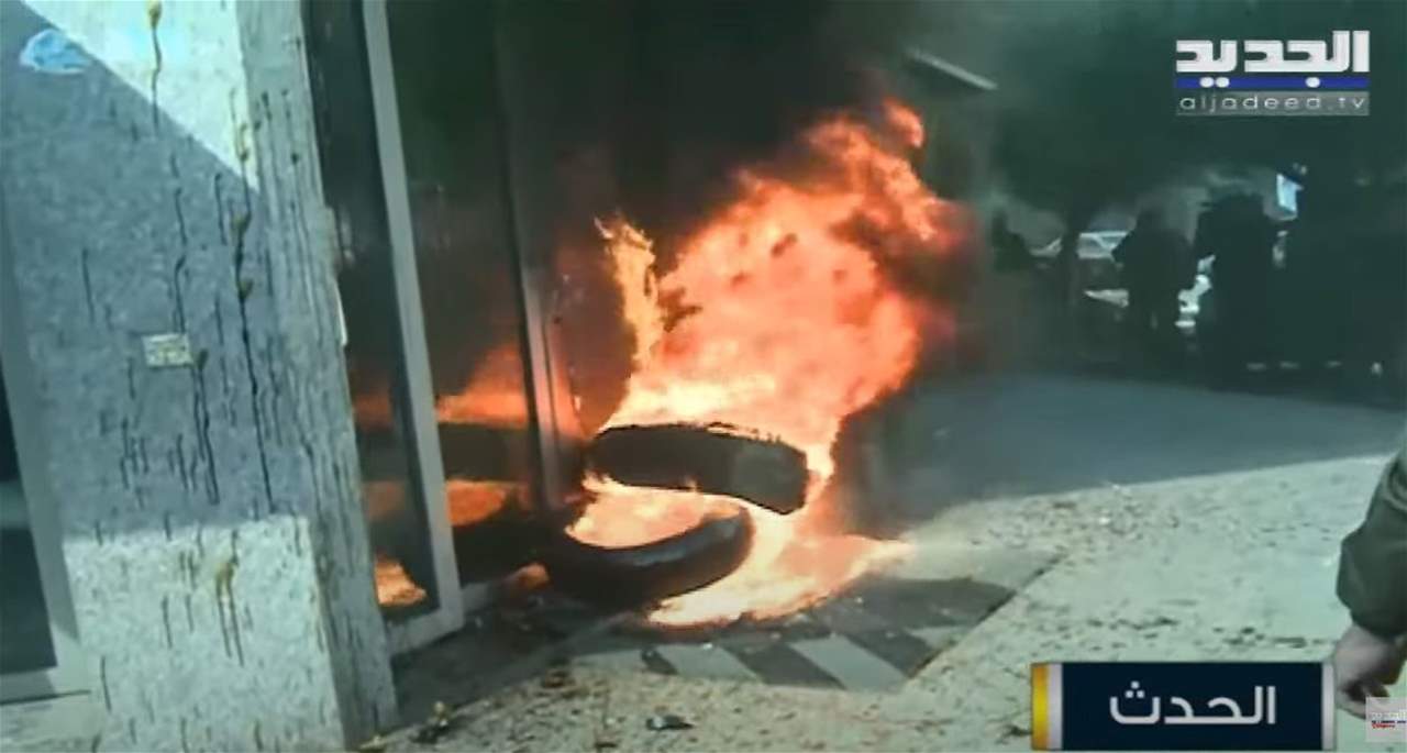 الغضب يعم منطقة بدارو.. وإشعال الإطارات أمام المصارف!